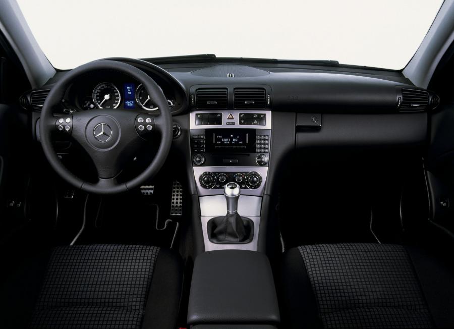Торпедо Mercedes-Benz C55 AMG 2005 года  (фото 11 из 37)